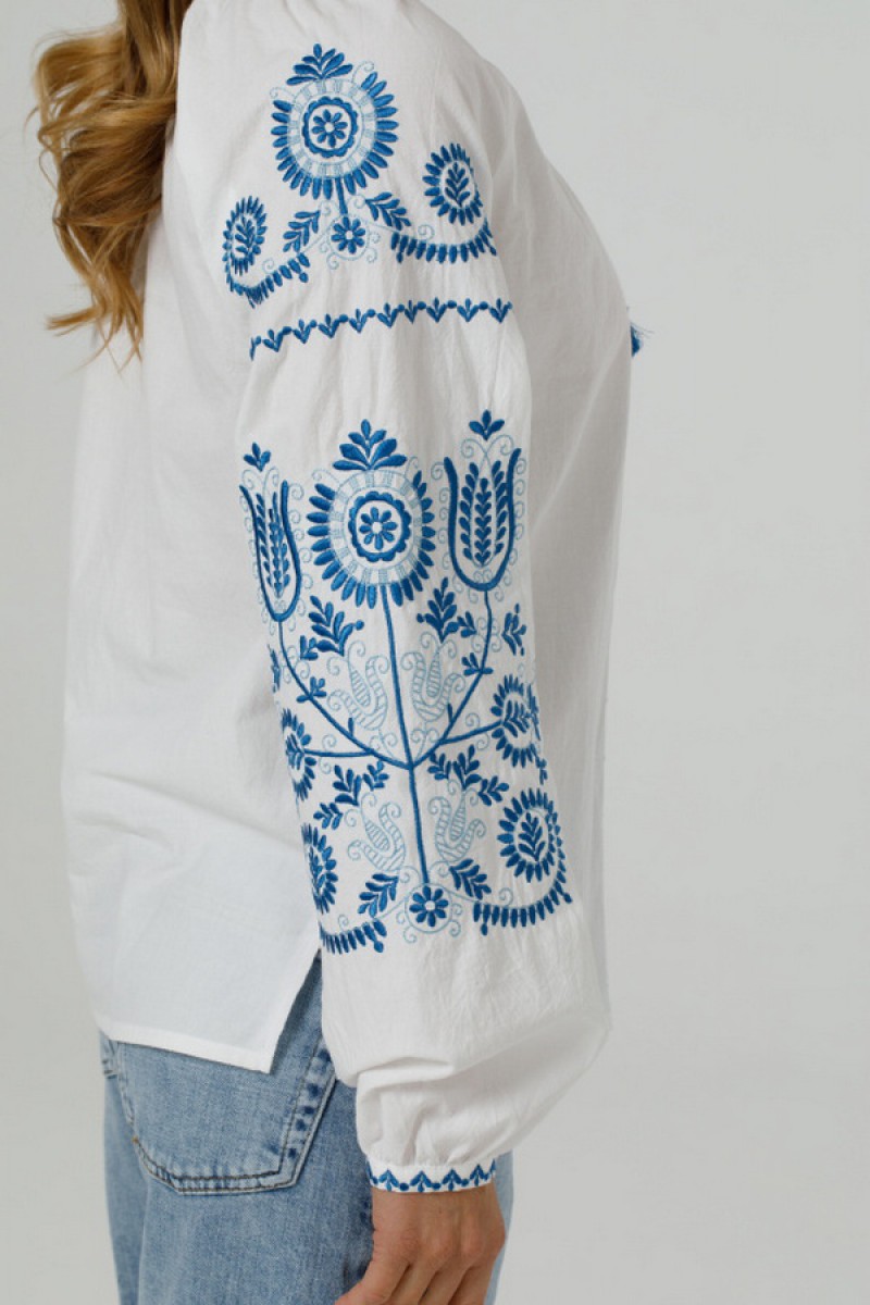 Белая вышиванка с синим орнаментом, Цветана (жатый батист, белый)