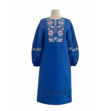 Длинное голубое льняное платье, вышитое Аретой