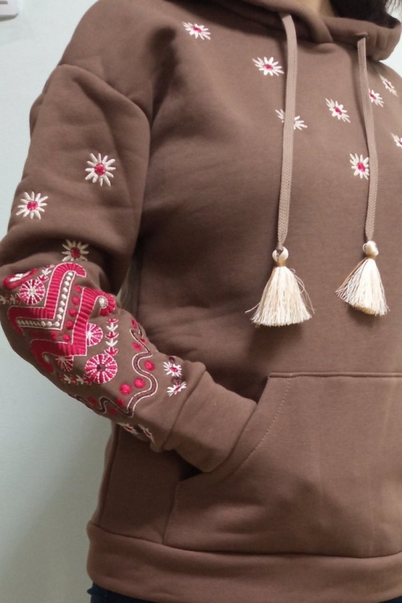 Light brown sweatshirt with chamomile embroidery, XXL