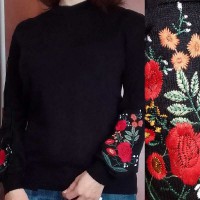 Embroidered sweater for women in dark-blue with a bouquet of flowers,