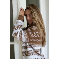 Вязаный удлиненный свитер-вышиванка «Ягодка» (карамельный, белый)