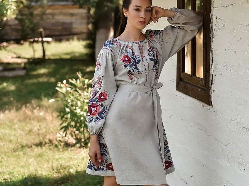 Платья на выпускной с вышивкой в Украине